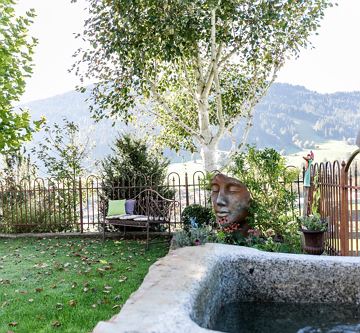 Ausblick Garten mit Brunnen Appartement Murmele