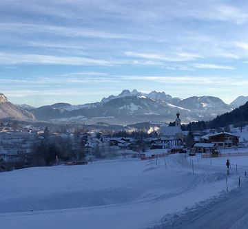 Aussicht vom Haus auf Going, Skilift und Skischule