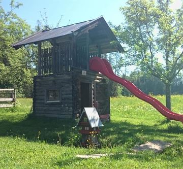 Spielhäuschen mit Rutsche