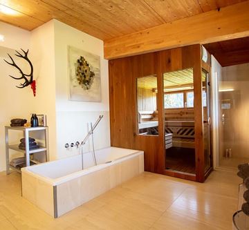 Badezimmer 1/Badewanne/Sauna/Dusche