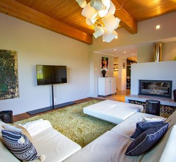 Wohnzimmer/ Flat TV, Kamin, Couch