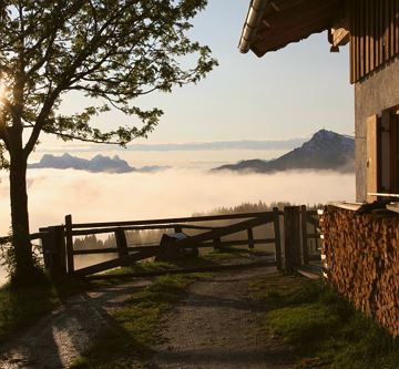 Unsere Alm über einem Nebelfeld