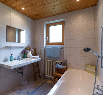 Hahnenkamm-Wohnung-Bad-eigene-Dusche-und-Badewanne