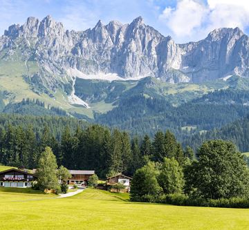 Haidhof-nach-der-Heuernte-im-Sommer