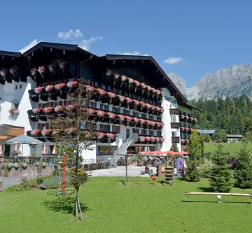 Hotel-Balttlhof-Going-Haus-Sommer