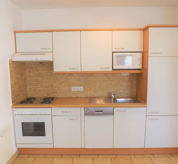 2/4 PERSON - KITCHEN (INC DISHWASHER)