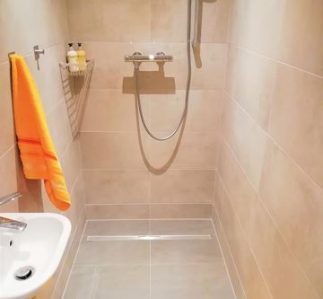 6/8 PERSON - SHOWER ROOM