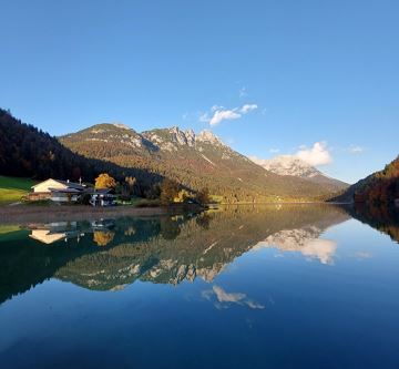 Unser Haus direkt am See