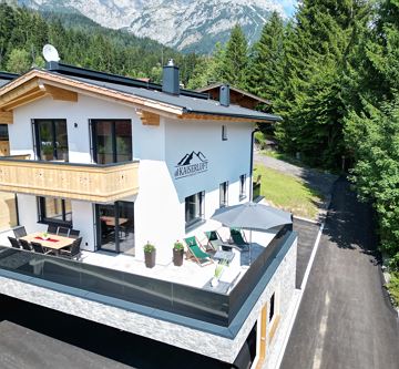 Ansicht und Zufahrt Kaiserluft-Chalet Tuxeck