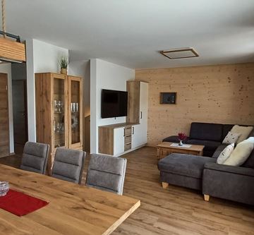 Wohn- und Esszimmer Treffauer Kaiserluft-Chalet