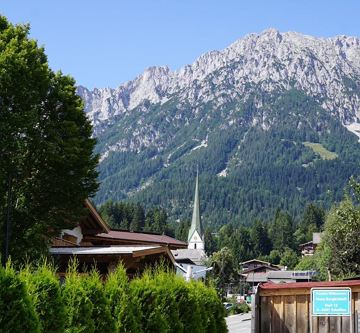 Blick auf den Wilden Kaiser im Garten