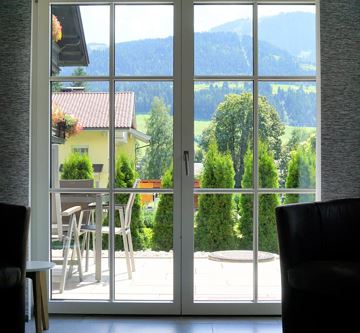 Sitzecke mit Blick auf die Berge