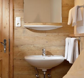 Zweibettzimmer Waschgelegenheit1
