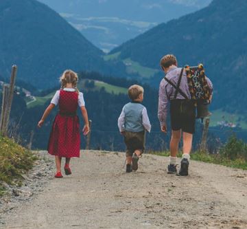 Kinder auf der Alm