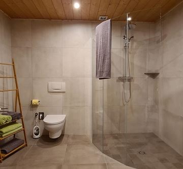 Bad mit Dusche und WC