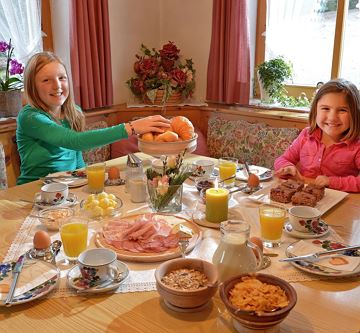 Frühstückstisch mit Kinder