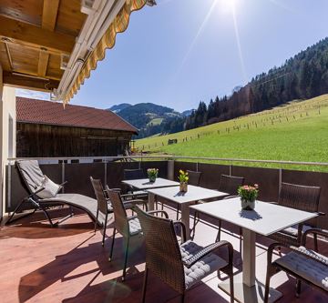 Tannenhof_Wald_12_Soell_04_2022_Terrasse