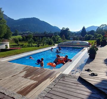 Schwimmen mit Blick auf den Hohe Salve