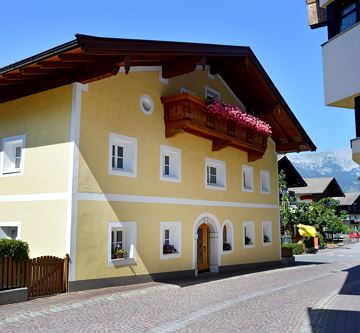 Haus Sommer Vorderansicht