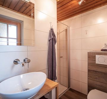 Dreibettzimmer mit Dusche und WC