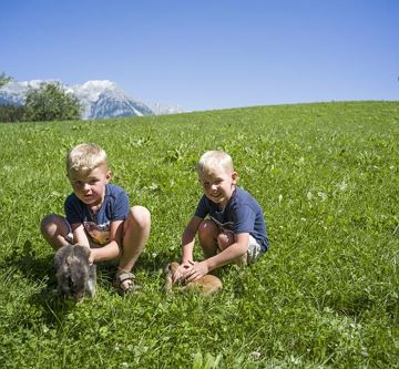 Kinder mit Hasen