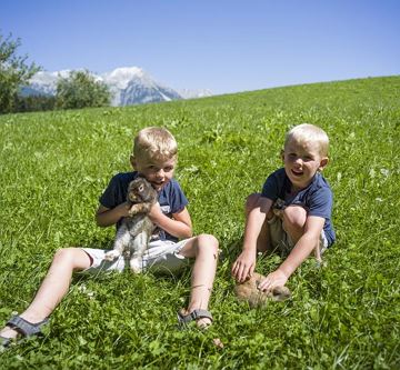 Kinder mit Hasen