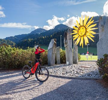 Hotel_Tennenwirt_Dorf_135_Soell_10_2023_Bike_Sonne