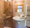 Badezimmer mit Dusche & WC