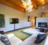 Wohnzimmer/ Flat TV, Kamin, Couch