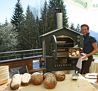 Andi beim Holzofenbrot-backen