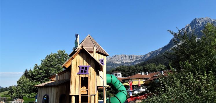 Spielehaus außen neu Sommer 2022