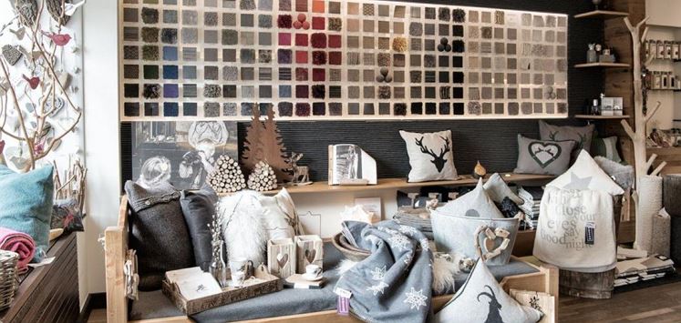 Bank mit Dekoartikel 1