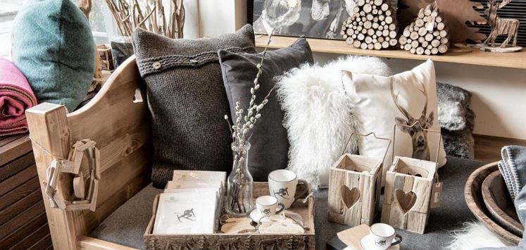 Bank mit Dekoartikel