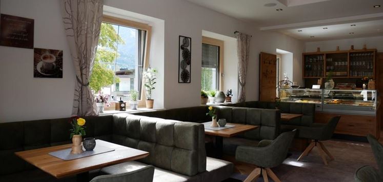 Scheffau_Helenes_KaffeeWerk_Sitzecken