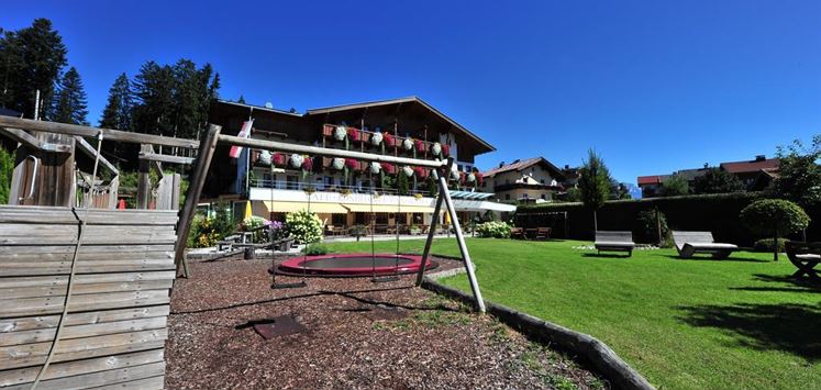Söll_Alpenpanorama_Wilder Kaiser_Gartenanlage