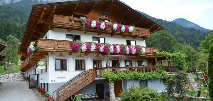 Söll_Badhaus Sommeransicht_Wilder Kaiser