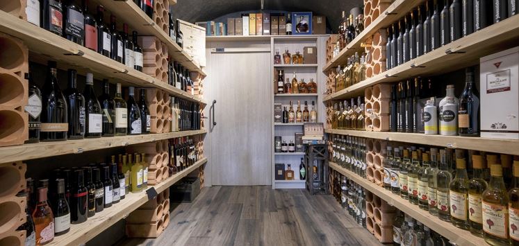 Söll_Gewölbe mit Spirituosen_Wilder Kaiser