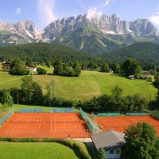 Tennis court Going