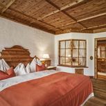 Suite, shower and bath, toilet, facing the mountains