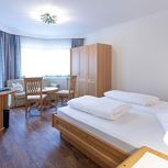 Hotel-triple room with shower or bath tube, WC