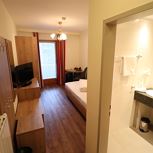 single room with shower or bath tube, WC