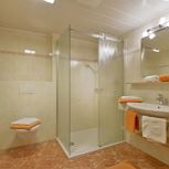 hotel-ap. with shower or bath tube, WC