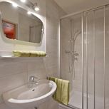 Shared room, shared shower/shared toilet