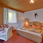 Dreibettzimmer mit Dusche und WC