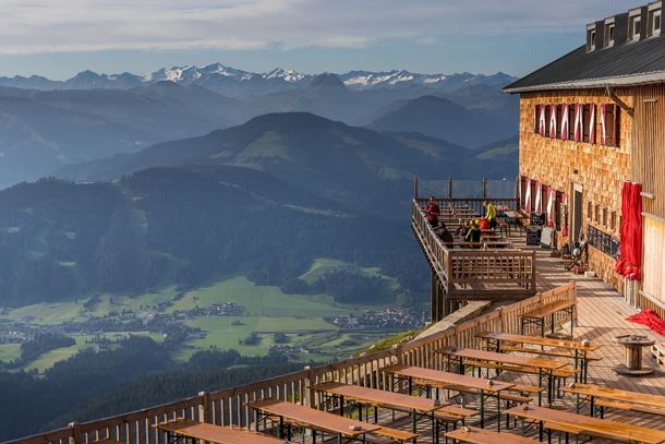Gruttenhütte_Terrasse_Wilder Kaiser_Sommer_Foto von Ralf Gantzhorn_72dpi.jpg