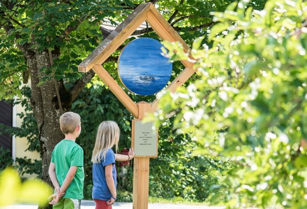 TKI02481_Tafel mit Kindern.jpg