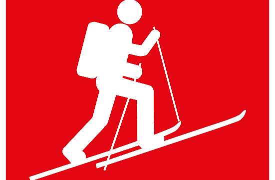 Silhouette eines Skitourengehers auf rotem Hintergrund, der mit Stöcken und Rucksack einen Hang hinaufsteigt. Symbol für Skitourengehen oder Schneeaktivitäten.