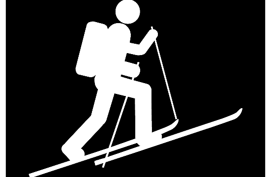 Symbol einer Person, die mit Skiern und Rucksack bergauf steigt, auf schwarzem Hintergrund. Einfaches, stilisiertes Design.