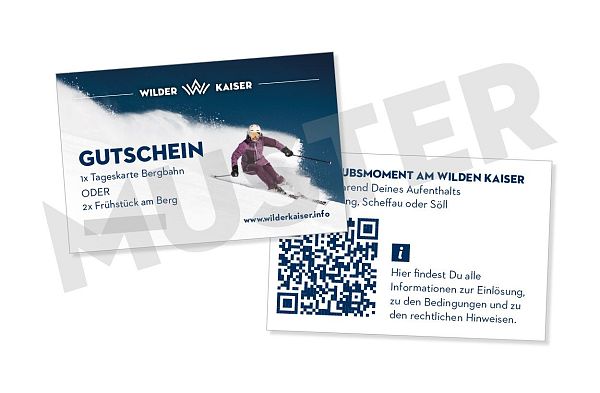 Eine Gutschein-Karte von Wilder Kaiser mit einem Skifahrer auf der Piste, QR-Code und Informationen zu Bergbahn und Frühstück auf der Rückseite im Musterdesign.