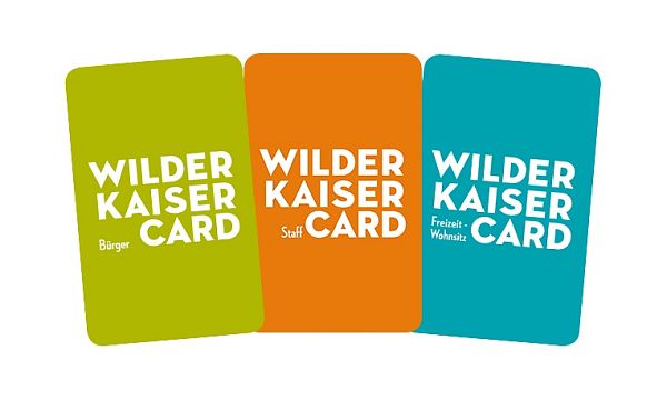 Drei bunte Karten mit der Aufschrift "Wilder Kaiser Card" in unterschiedlichen Farben: grün, orange, und blau, repräsentieren verschiedene Angebote und Nutzungen.